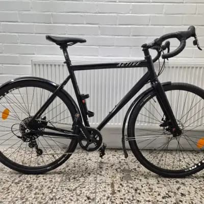 Tästä erittäin vähälle ajolle jäänyt pyörä ajoon toiselle.