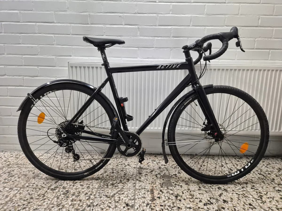 Tästä erittäin vähälle ajolle jäänyt pyörä ajoon toiselle.