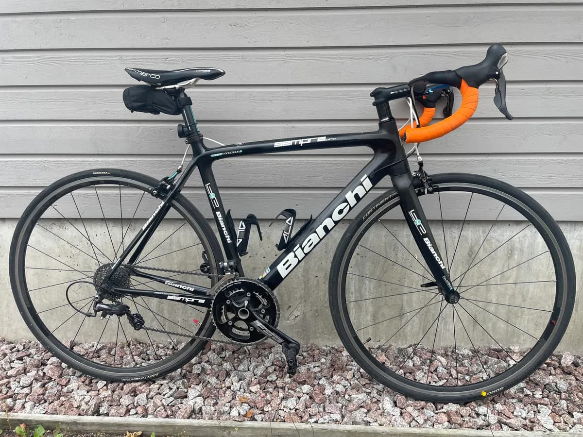 Bianchin maantiepyörä 55 cm hiilikuiturungolla ja 28" kiekoilla.