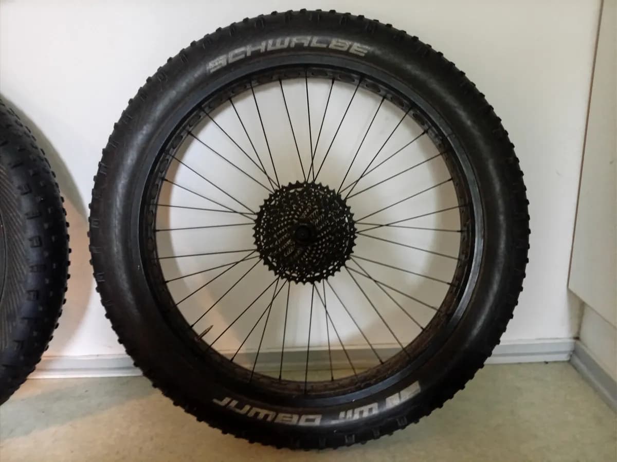 swalbe jumbo jim 26x4. 00 renkaat + vanteet