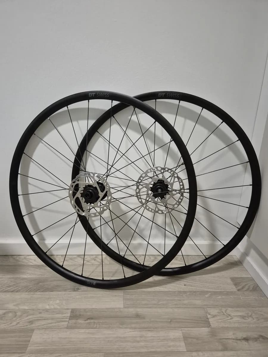 DT Swiss R470 kiekkosetti ja SM-RT64 Jarrulevyt