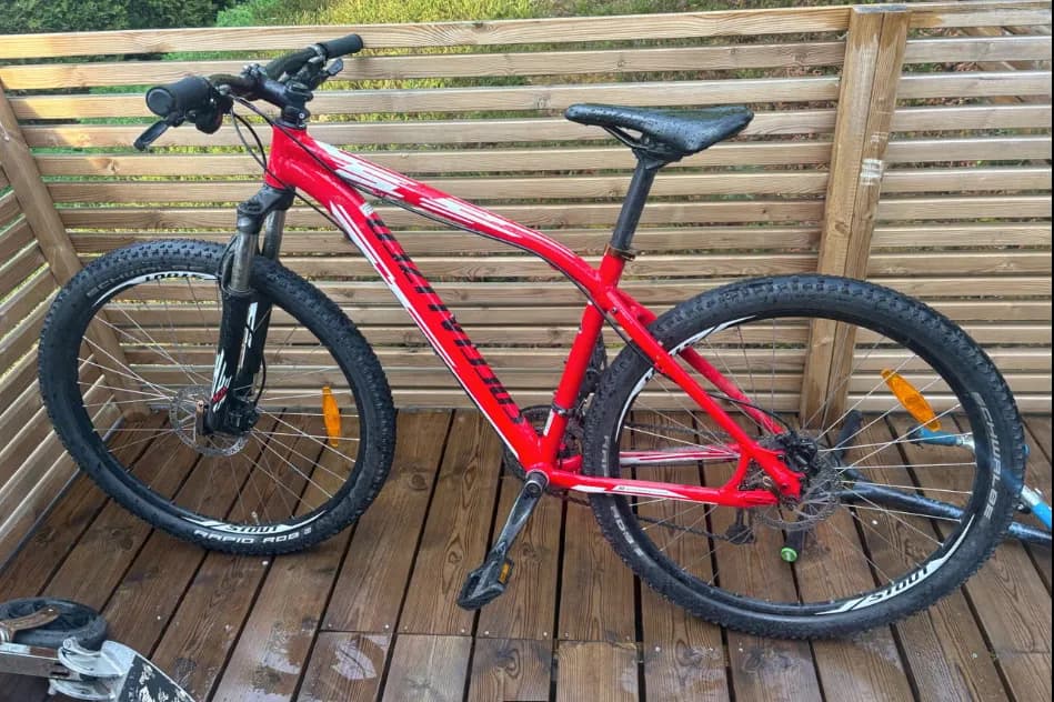 Specializedin Pitch Comp punainen 27.5" maastopyörä, runkokoko M