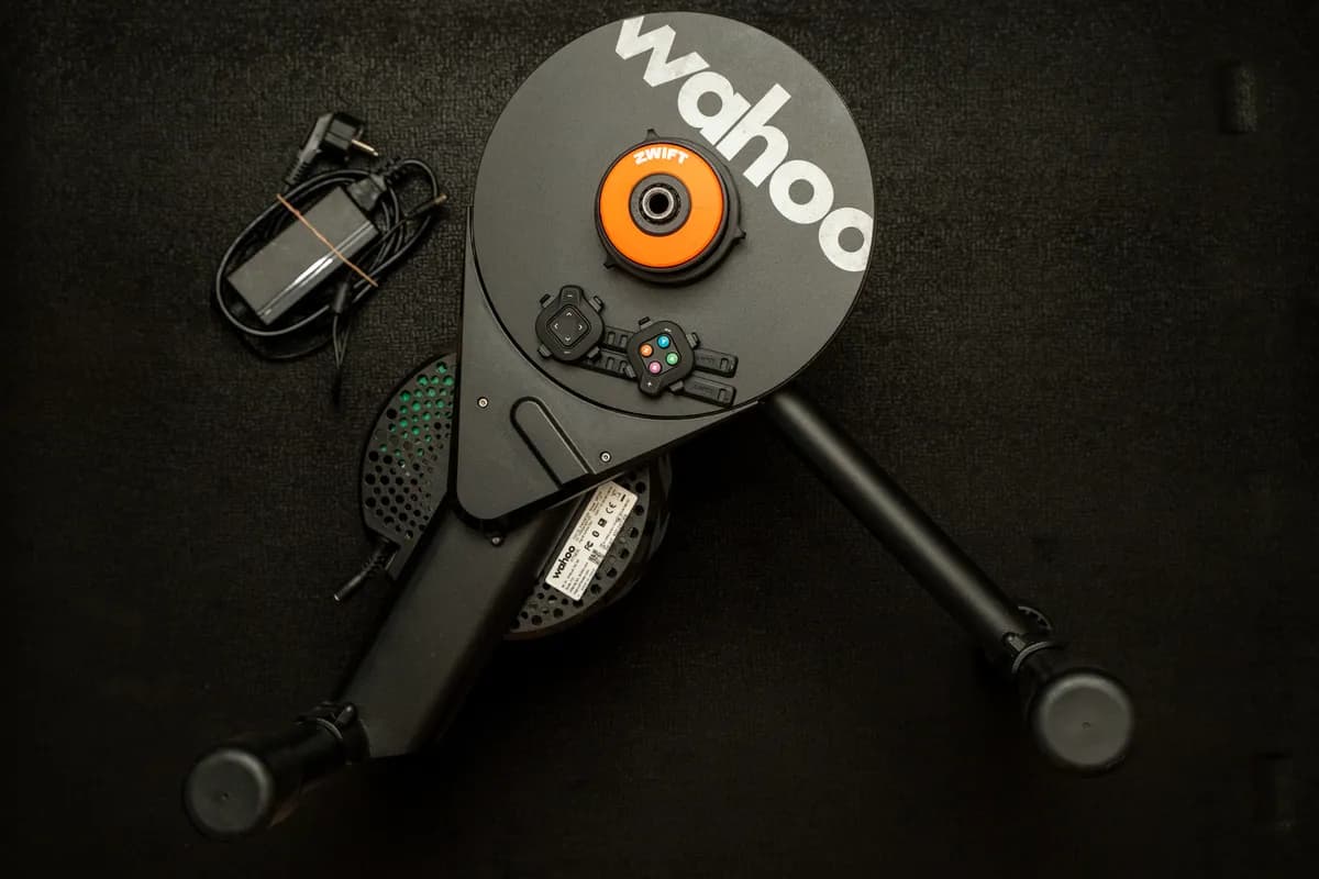 Wahoo Kickr Core harjoitusvastus + Zwift Cog & Click Upgrade Kit (virtuaalivaihteet)