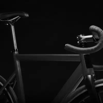 Upea musta maantiepyörä