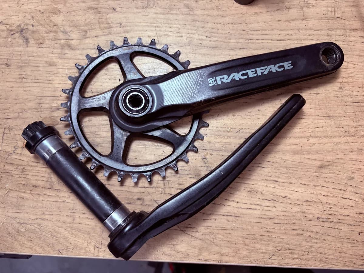 Race Face Aeffect kampisarja + 32T ratas MTB