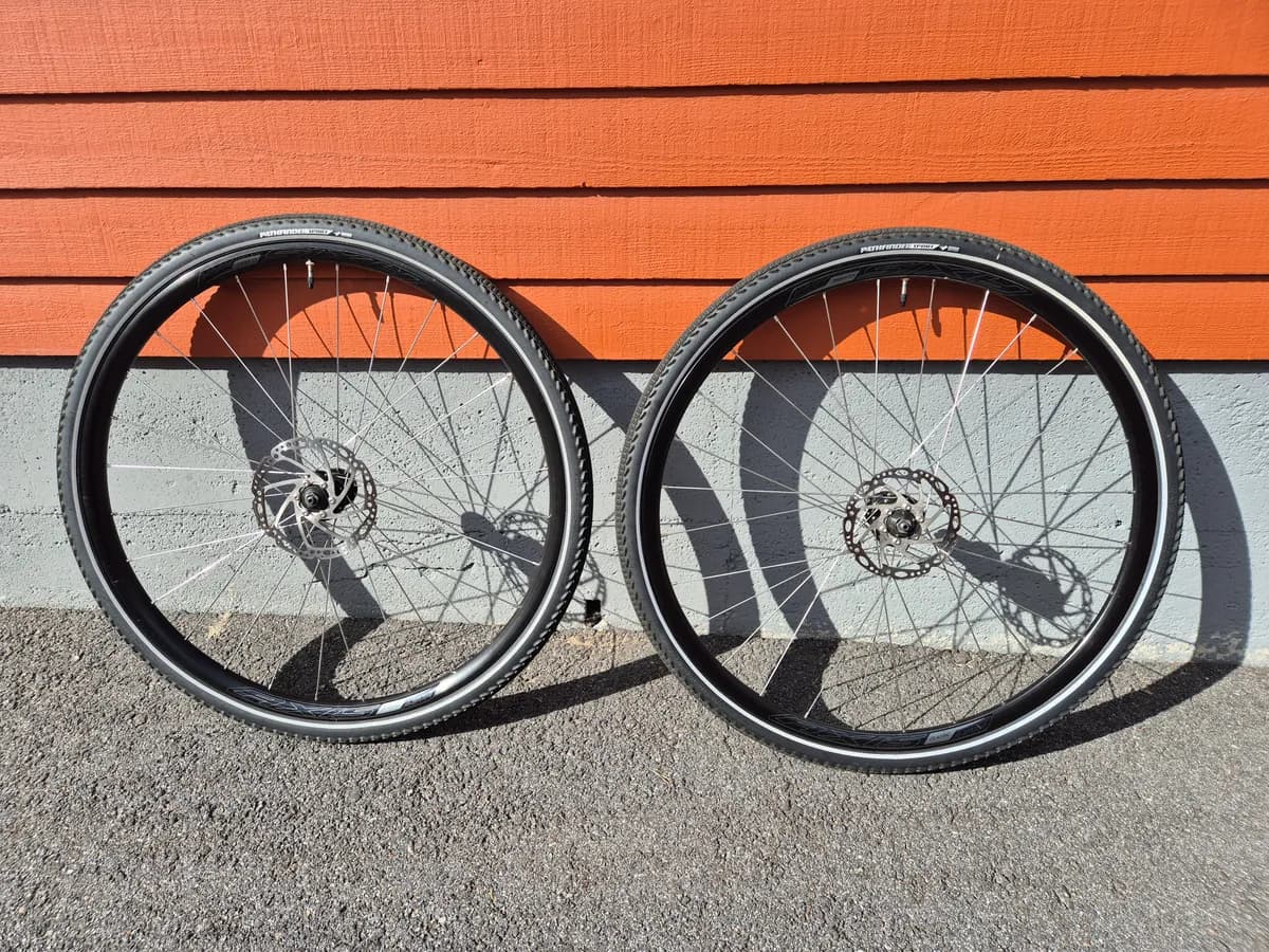 Specialized kiekkosetti Pathfinder renkailla ja TRP jarrulevyillä